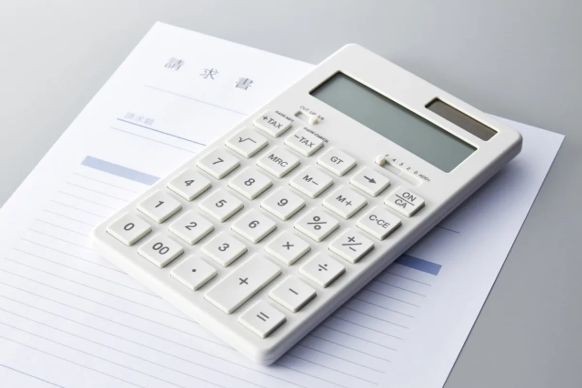 補助金申請の書類と電卓